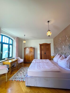 3 bedrooms, free WiFi, bed sheets - Design apartment in the Sternkopf-Engel-Villa (Oederan)