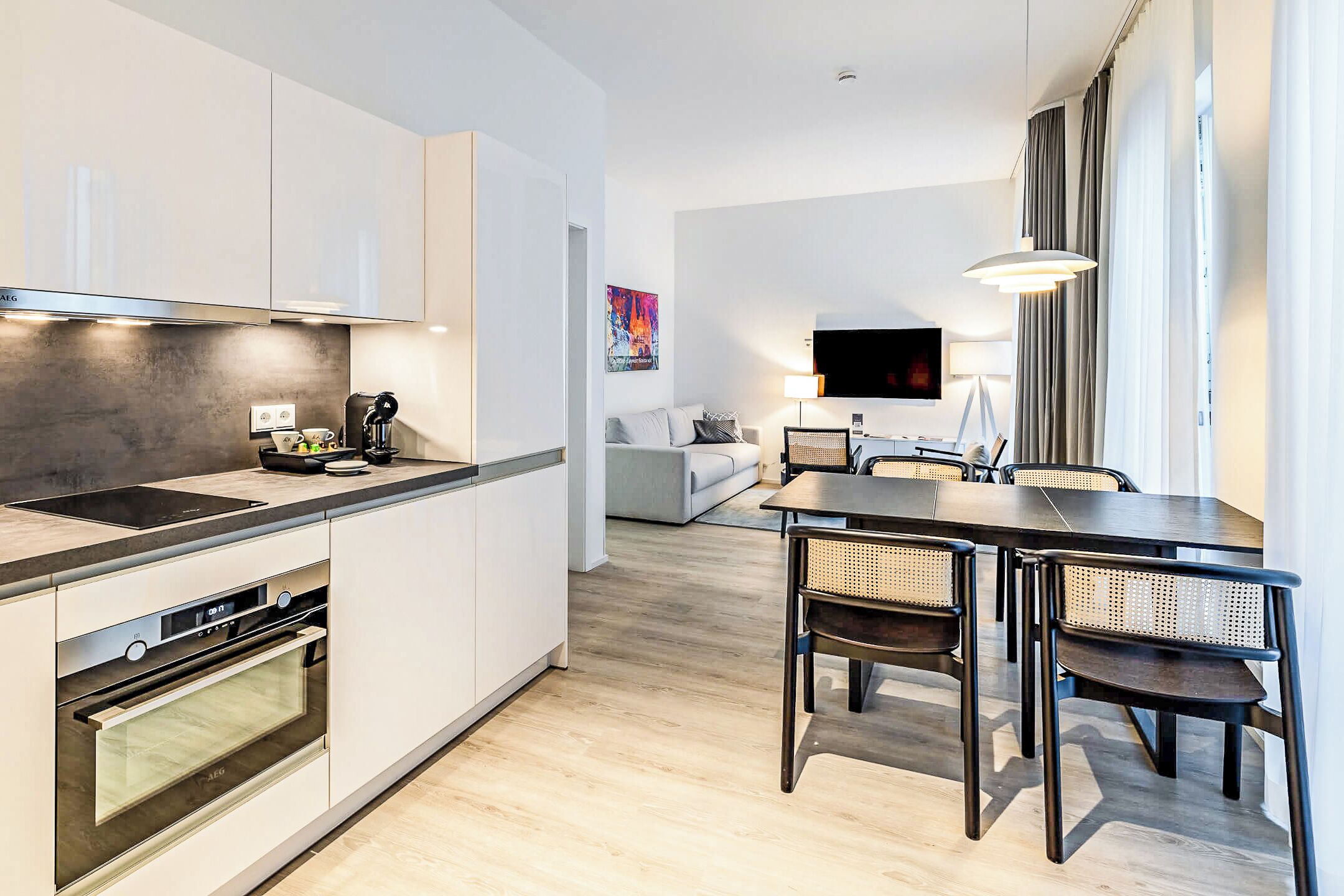 Estudio clásico | Cocina privada | Refrigerador, horno, parrilla de estufa y lavavajillas 