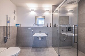 Estudio clásico | Baño | Regadera, toallas, jabón, shampoo 