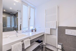 Deluxe Studio | Bathroom | Shower, towels, soap, shampoo - Atlantic Dependance Travemünde (Lübeck)