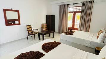 Escritorio, espacio para trabajar con laptop y wifi gratis