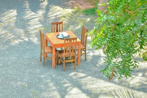 Outdoor dining - Aliya Aliya Hotel Hikkaduwa (Hikkaduwa)