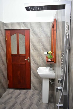 Habitación triple Confort | Baño | Regadera, secadora de cabello, batas, toallas 