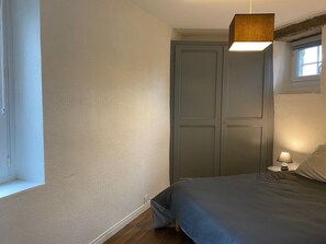 Internet, bed sheets - T2 - Apartment in historic building, in the heart of old Voreppe. (Voreppe)