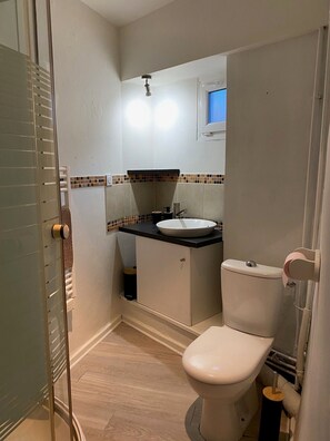 Een douche, een haardroger, handdoeken, zeep