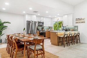 Fridge, microwave, oven, stovetop - Oasis On Arroyo - 3 bed, 2 bath, separate office (Palm Springs)