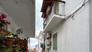 Una stretta scala in pietra che conduce a un edificio con un balcone.