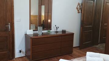 2 habitaciones, tabla de planchar con plancha, wifi y ropa de cama
