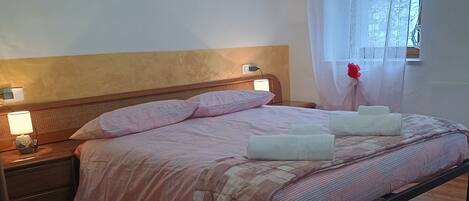 Iron/ironing board, WiFi, bed sheets