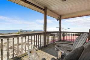 Property grounds - Family 4BR Bay View Paradise! Deck, Hot Tub, Sauna, Kayak (Dauphin Island)