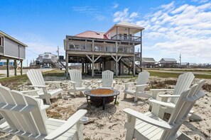 Terrace/patio - Family 4BR Bay View Paradise! Deck, Hot Tub, Sauna, Kayak (Dauphin Island)