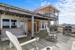 Terrace/patio - Family 4BR Bay View Paradise! Deck, Hot Tub, Sauna, Kayak (Dauphin Island)