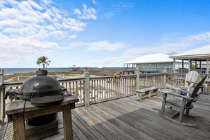 Terrace/patio - Family 4BR Bay View Paradise! Deck, Hot Tub, Sauna, Kayak (Dauphin Island)