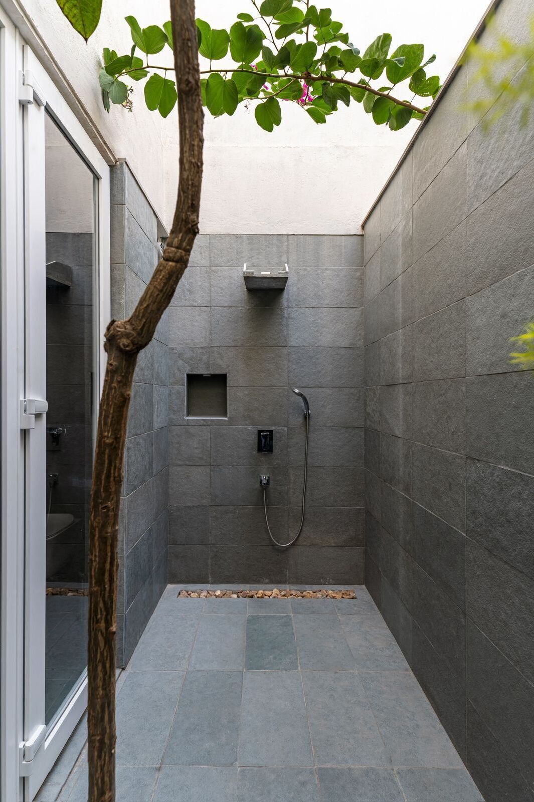 Hiustenkuivaaja, pyyhkeet, saippua, vessapaperi