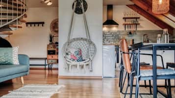 Deluxe-Apartment, Balkon, Gartenblick | Wohnbereich