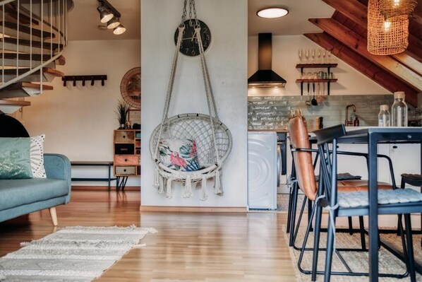 Appartement Deluxe, balcon, vue jardin | Coin séjour | Télévision à écran plat