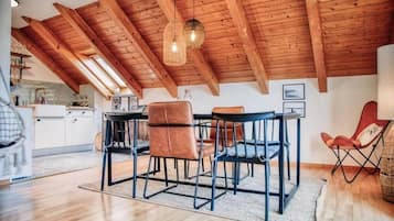 Deluxe-Apartment, Balkon, Gartenblick | Speisen