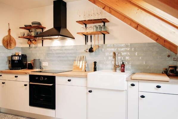 Leilighet – deluxe, balkong, hageutsikt | Eget kjøkken | Vannkoker, brødrister og høy barnestol