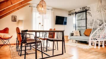 Deluxe-Apartment, Balkon, Gartenblick | Wohnbereich