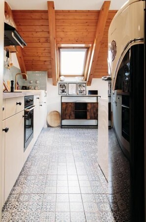 Deluxe Apartment, Balcony, Garden View | Private kitchen | High chair - Sohana Lifestyle Apartment Stefan's Home (Rust)