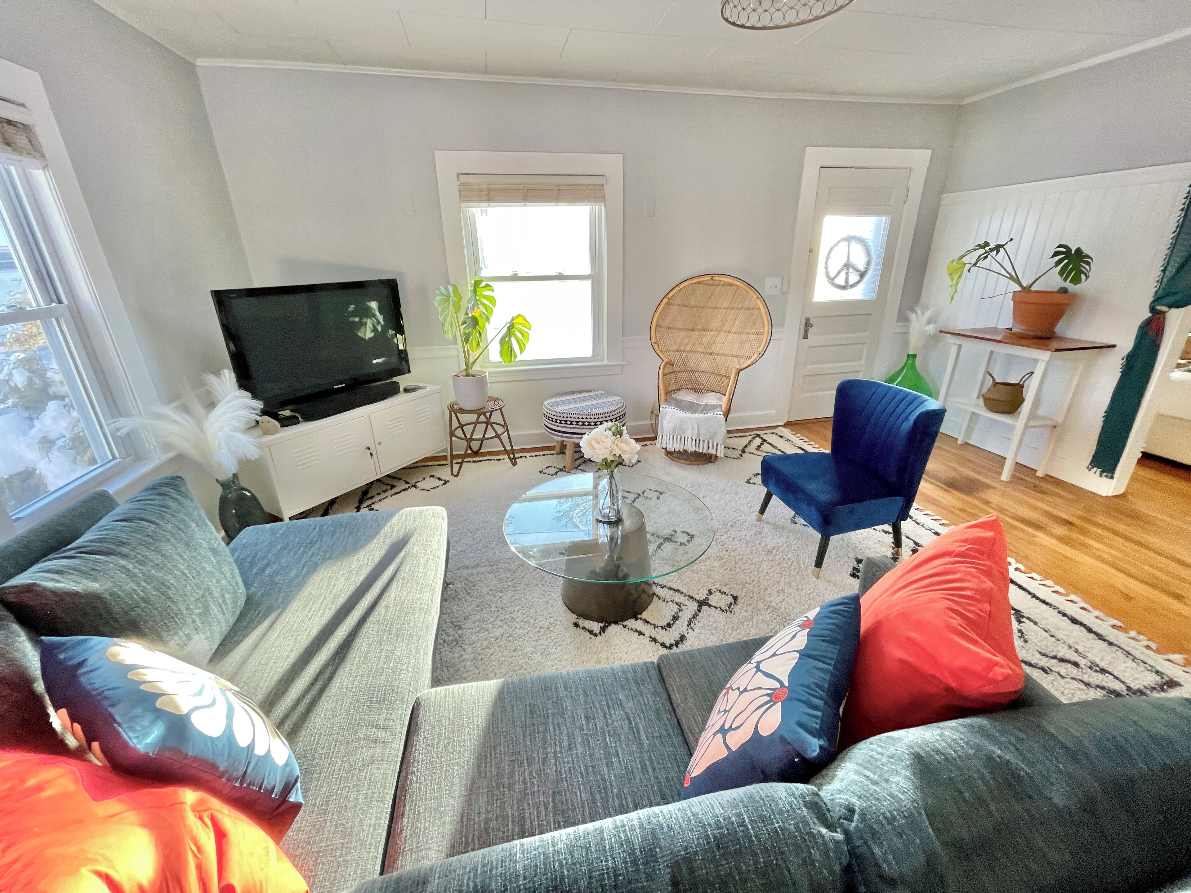 Smart-TV, DVD-spiller, fotballspill og bøker