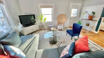 Smart-TV, DVD-spiller, fotballspill og bøker