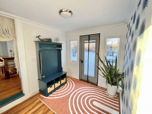 Interior - Bright Bungalow, King-size Bed, Fence-in Backyard–Warm, Cozy & Dog Friendly (Eliot)