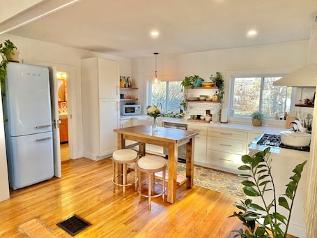 冷蔵庫、電子レンジ、オーブン、コンロ. Bright Bungalow, King-size Bed, Fence-in Backyard–Warm, Cozy & Dog Friendly