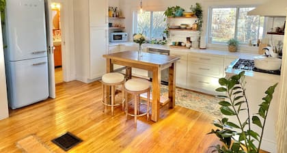 Bright Bungalow, King-size Bed, Fence-in BackyardâWarm, Cozy & Dog Friendly