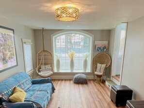 Smart TV, DVD player, table football, books - Bright Bungalow, King-size Bed, Fence-in Backyard–Warm, Cozy & Dog Friendly (Eliot)