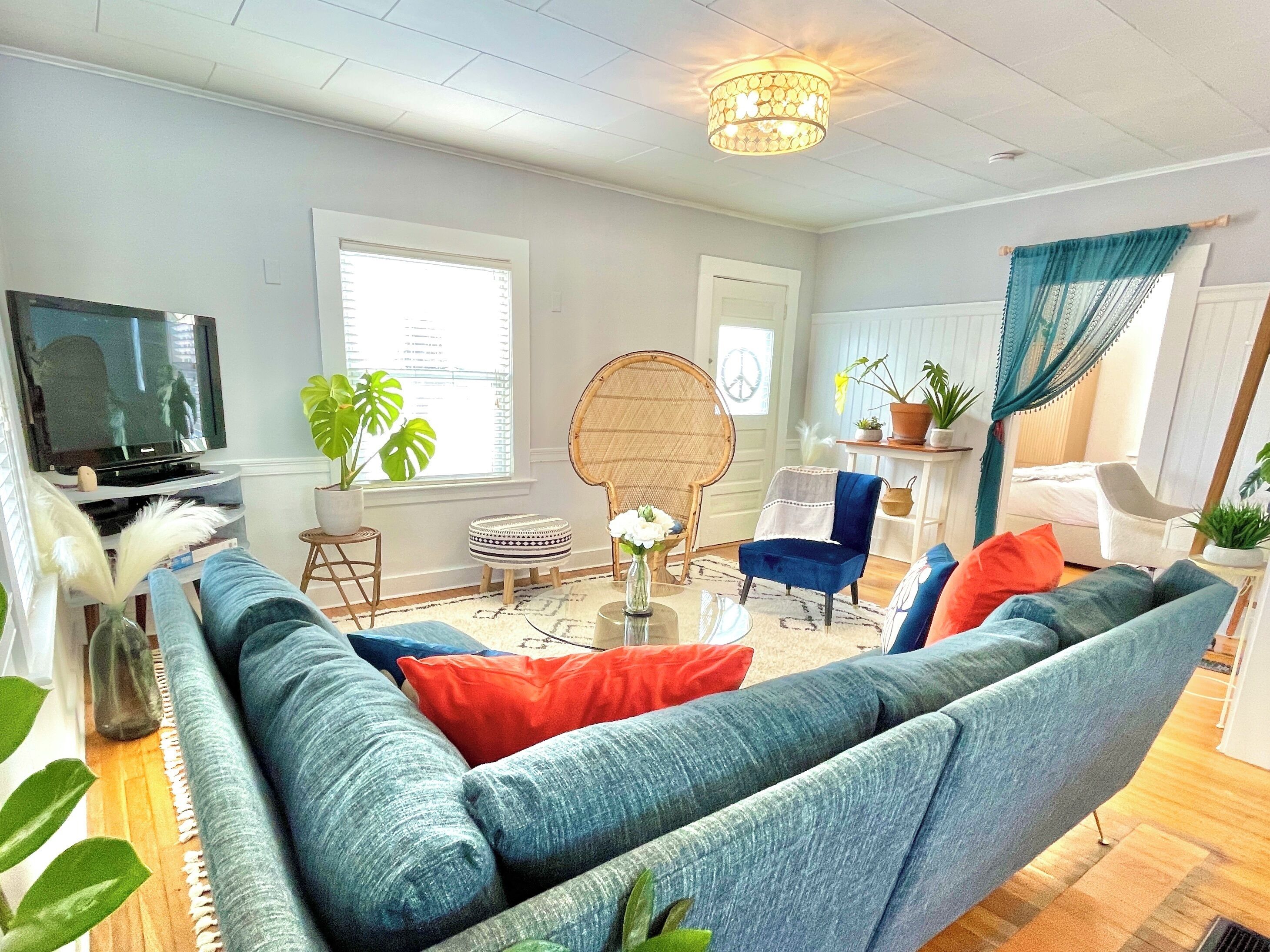 TV connectée, lecteur de DVD, baby-foot, livres