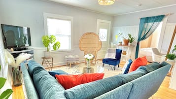 TV connectée, lecteur de DVD, baby-foot, livres