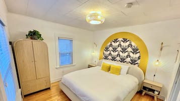 Tabla de planchar con plancha, wifi, ropa de cama