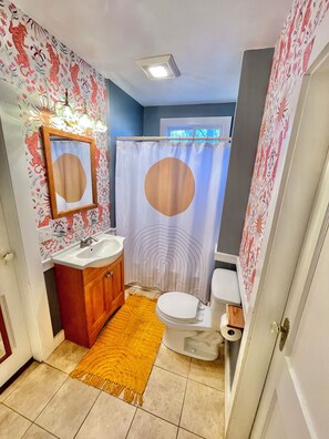 Haartrockner, Handtücher, Seife, Toilettenpapier