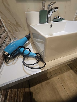 Standard Double Room, City View | Bathroom | Hair dryer, towels, soap, shampoo - Hotel Giubileo (Rome)