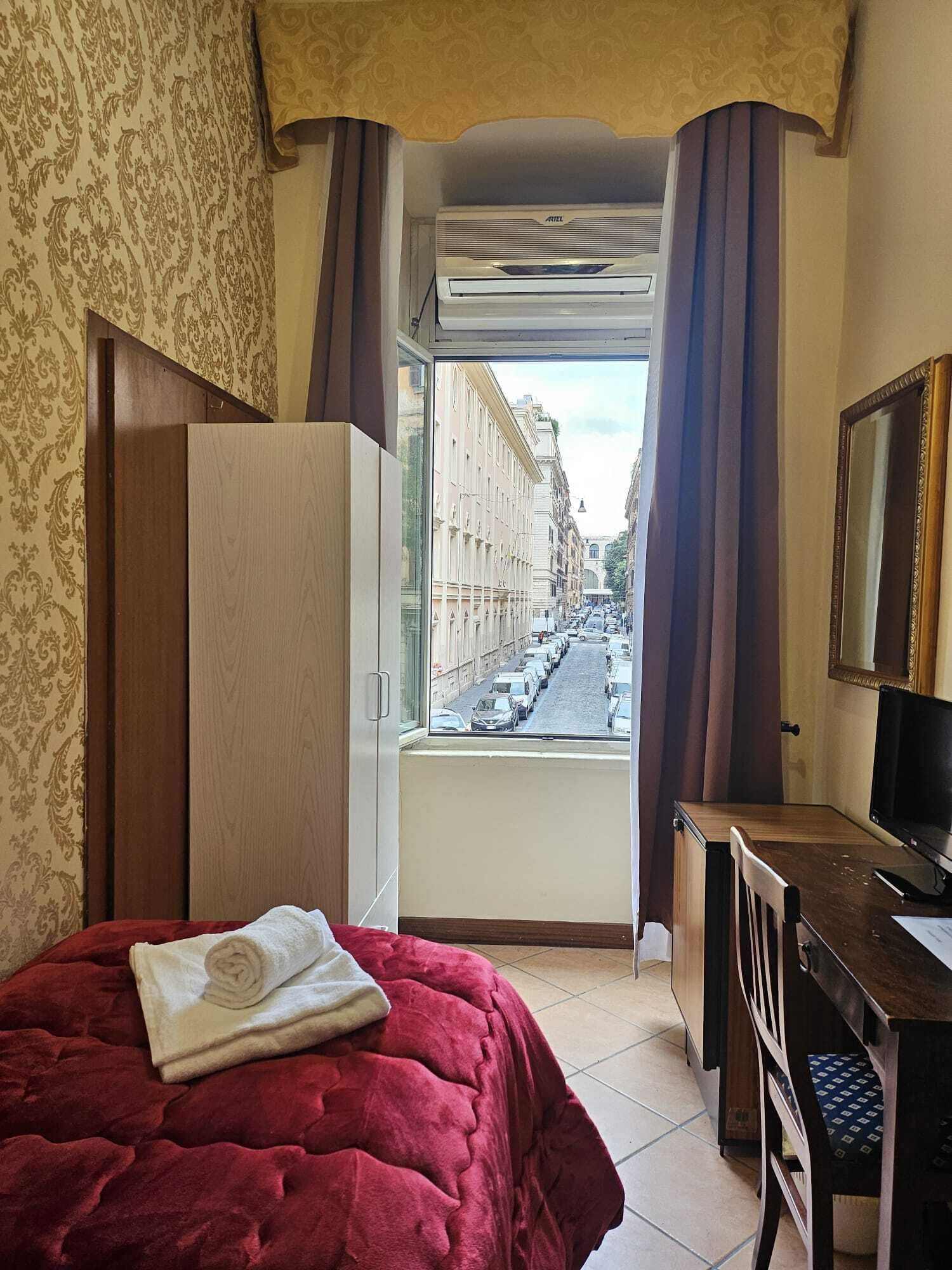 Single Room | Egyptian cotton sheets, premium bedding, down comforters