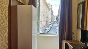 Single Room | Egyptian cotton sheets, premium bedding, down comforters