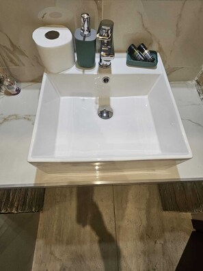 Standard Double Room, City View | Bathroom | Hair dryer, towels, soap, shampoo - Hotel Giubileo (Rome)