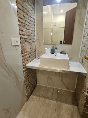Standard Double Room, City View | Bathroom | Hair dryer, towels, soap, shampoo - Hotel Giubileo (Rome)