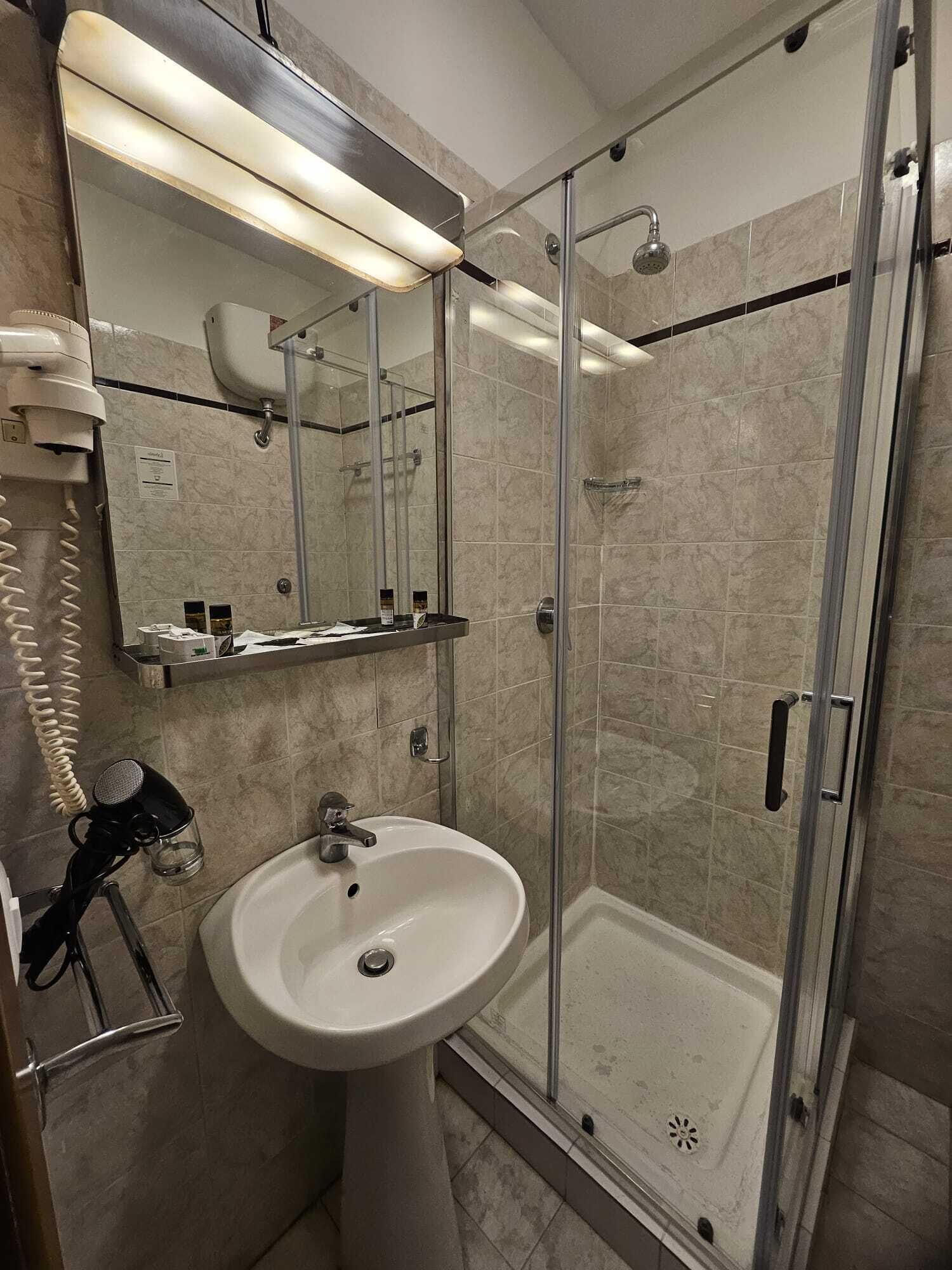 Secador de pelo, toallas, jabón, shampoo