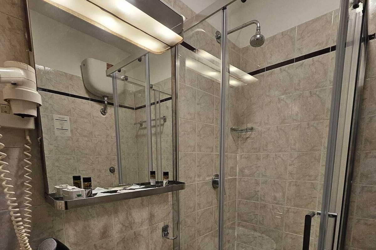 Secador de pelo, toallas, jabón, shampoo