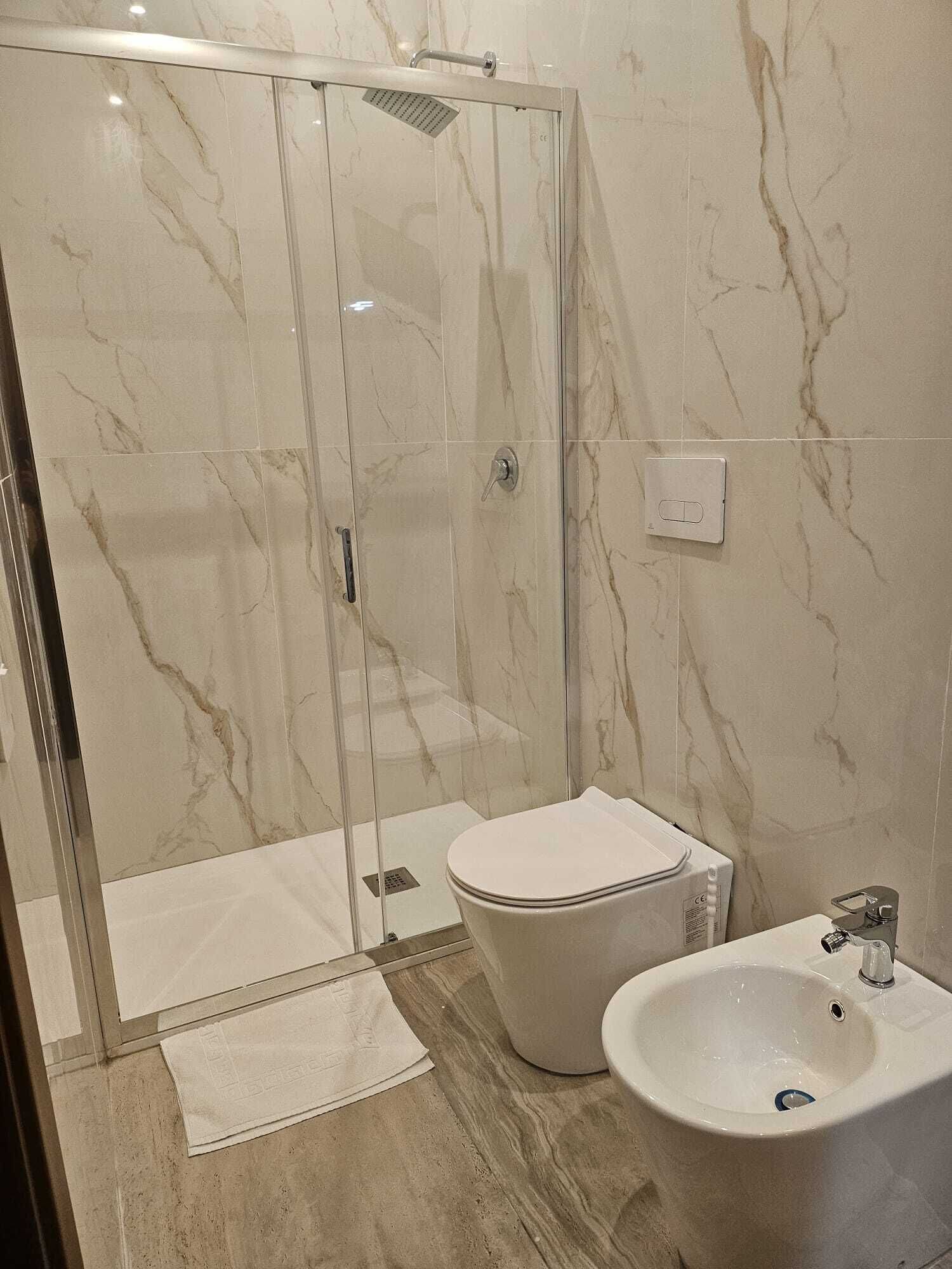 Quarto casal standard, vista para a cidade | Banheiro | Secador de cabelo, toalhas de banho, sabonete, shampoo