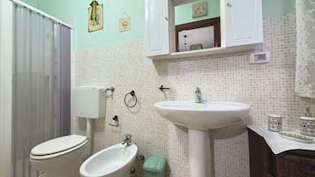 Doccia, asciugacapelli, bidet, asciugamani
