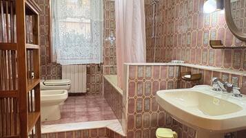 Doccia, asciugacapelli, bidet, asciugamani