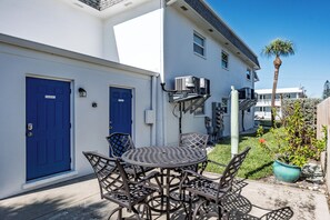 Outdoor dining - Coastal 1-bedroom condo on St. Pete Beach (St. Pete Beach)