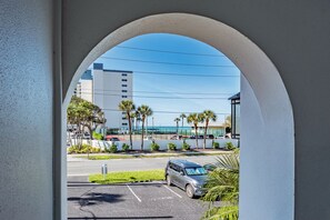 Property grounds - Coastal 1-bedroom condo on St. Pete Beach (St. Pete Beach)