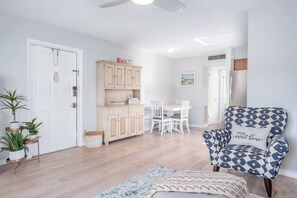 Smart TV - Coastal 1-bedroom condo on St. Pete Beach (St. Pete Beach)