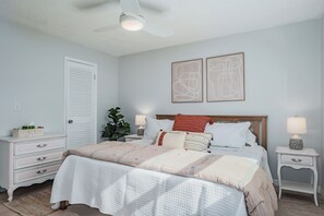 1 bedroom, iron/ironing board, WiFi, bed sheets - Coastal 1-bedroom condo on St. Pete Beach (St. Pete Beach)
