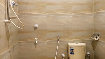 Douche, chaussons, serviettes fournies