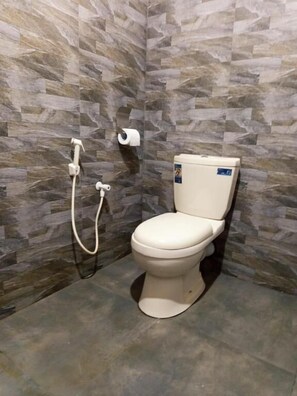 Comfort Triple Room, Non Smoking, Ground Floor | Bathroom | Shower, slippers, towels - Aura Hilltop Matale (Matale)